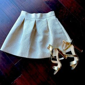 ✨Iridescent Cream-colored Pleated Brocade Skirt with Pockets ✨
